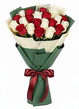 Букет Микс из красных и белых роз в Журавском