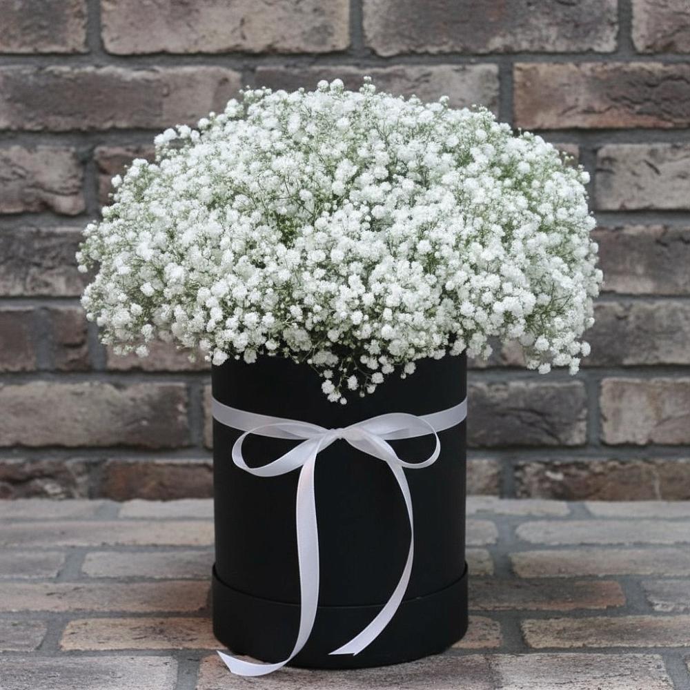 Цветочная композиция из Гипсофила в шляпной коробке в Журавском