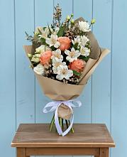 Букет цветов из:  Альстромерии, Лизиантусы, Розы и Хризантемы в Журавском