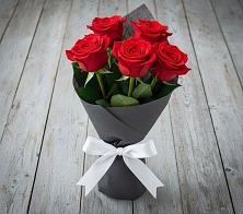 Букет 5 Красных роз Эдлесс Лав в Журавском