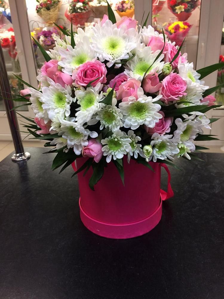 Цветочная композиция из Розы и Хризантемы в шляпной коробке в Журавском