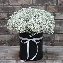 Цветочная композиция из Гипсофила в шляпной коробке в Журавском