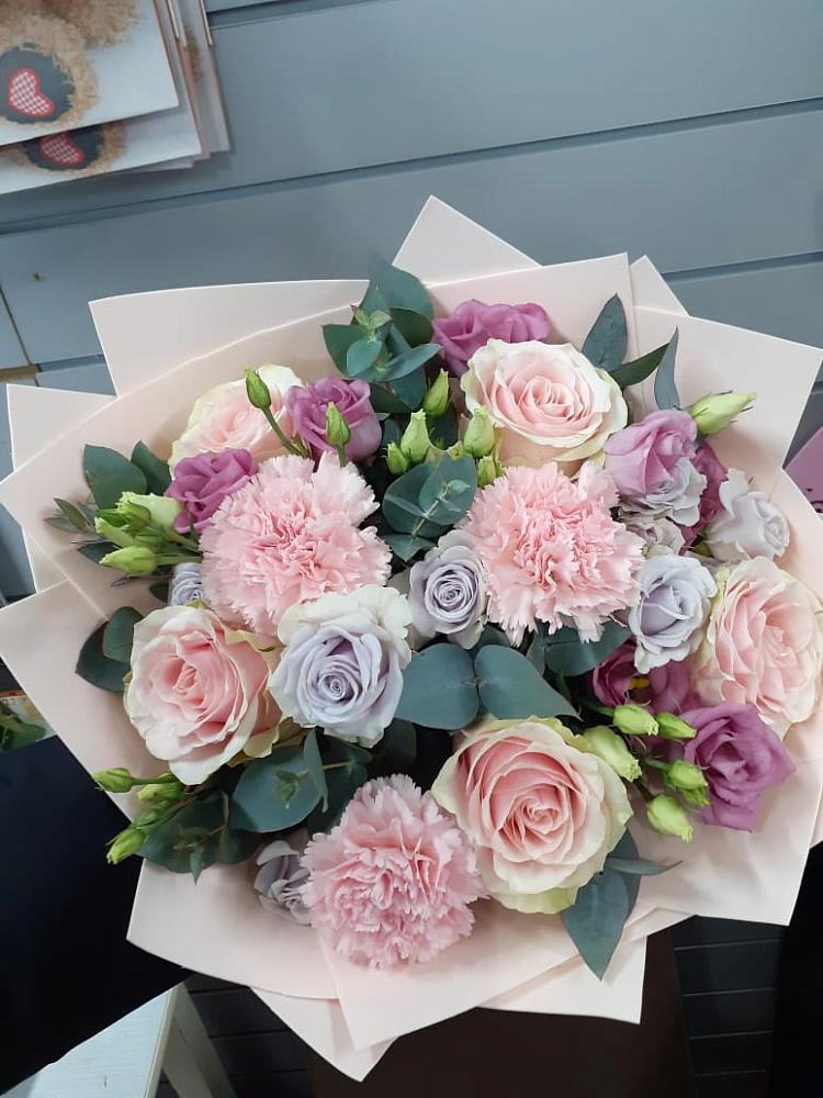 Букет цветов из: Розы, Гвоздики и Лизиантусы в Журавском